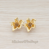 ER.086 // Curved Five Petal Flower with Stamen Ear Post, 2 Pc