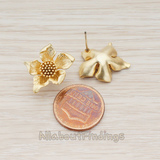 ER.086 // Curved Five Petal Flower with Stamen Ear Post, 2 Pc