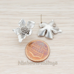 ER.086 // Curved Five Petal Flower with Stamen Ear Post, 2 Pc